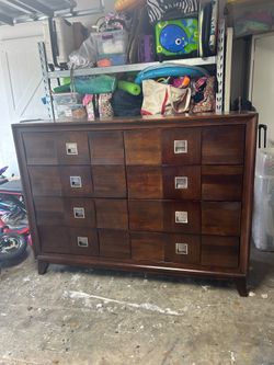 Gorgeous larger than life dark brown American Signature 8 drawers dressers (includes delivery)