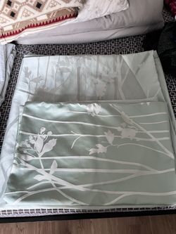LIGHT GREEN DUVET SET FROM https://offerup.com/redirect/?o=T1ZFUlNUT0NLLkNPTQ== 90" by 90"