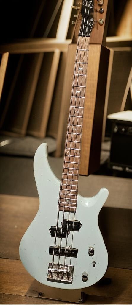 electric base guitar