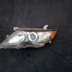 2011-2011 Toyota Camry Headlight With Light Bulbs And Accessories Oem.