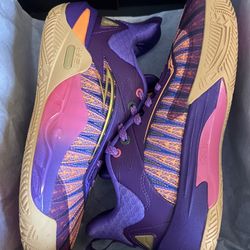 KYRIE BASTKEBALL SHOES  SIZE 8