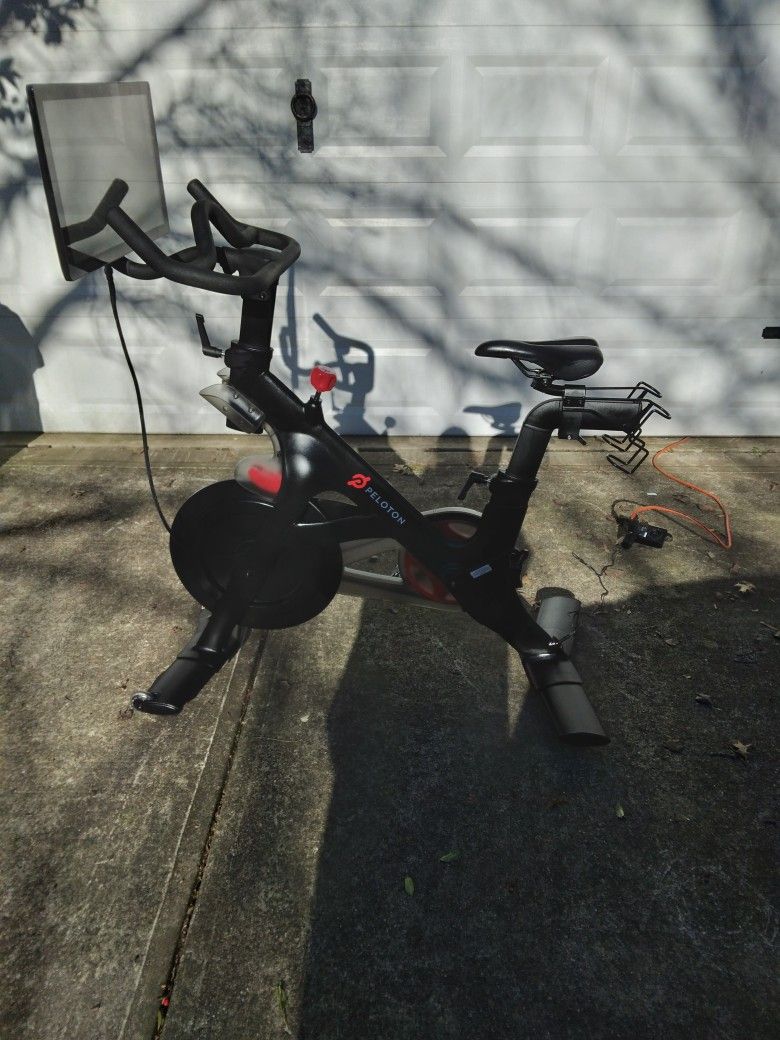 PELOTON EXERCISE BIKE