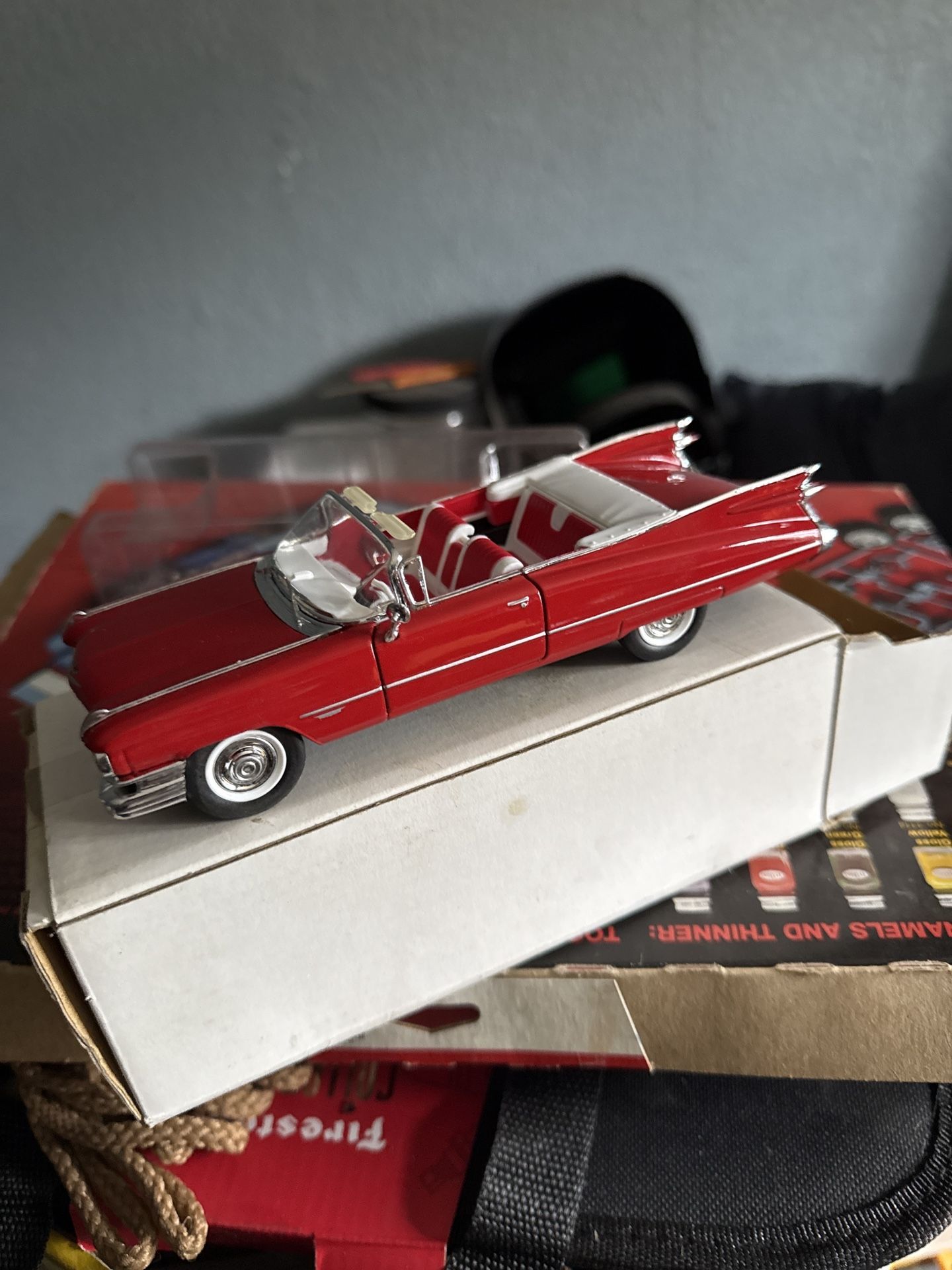 Make/Model: 1959 Cadillac Eldorado Biarritz Convertible 	•	Scale (most common): 1:18 or 1:24 (judging by the size in your hand, it looks like 1:24) 	•