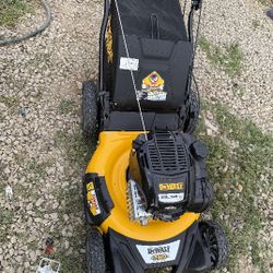 DEWALT
21 in. 163cc Briggs and Stratton 725Exi Engine Rear Wheel Drive 3-in-1 Gas Self Propelled Walk Behind Lawn Mower
