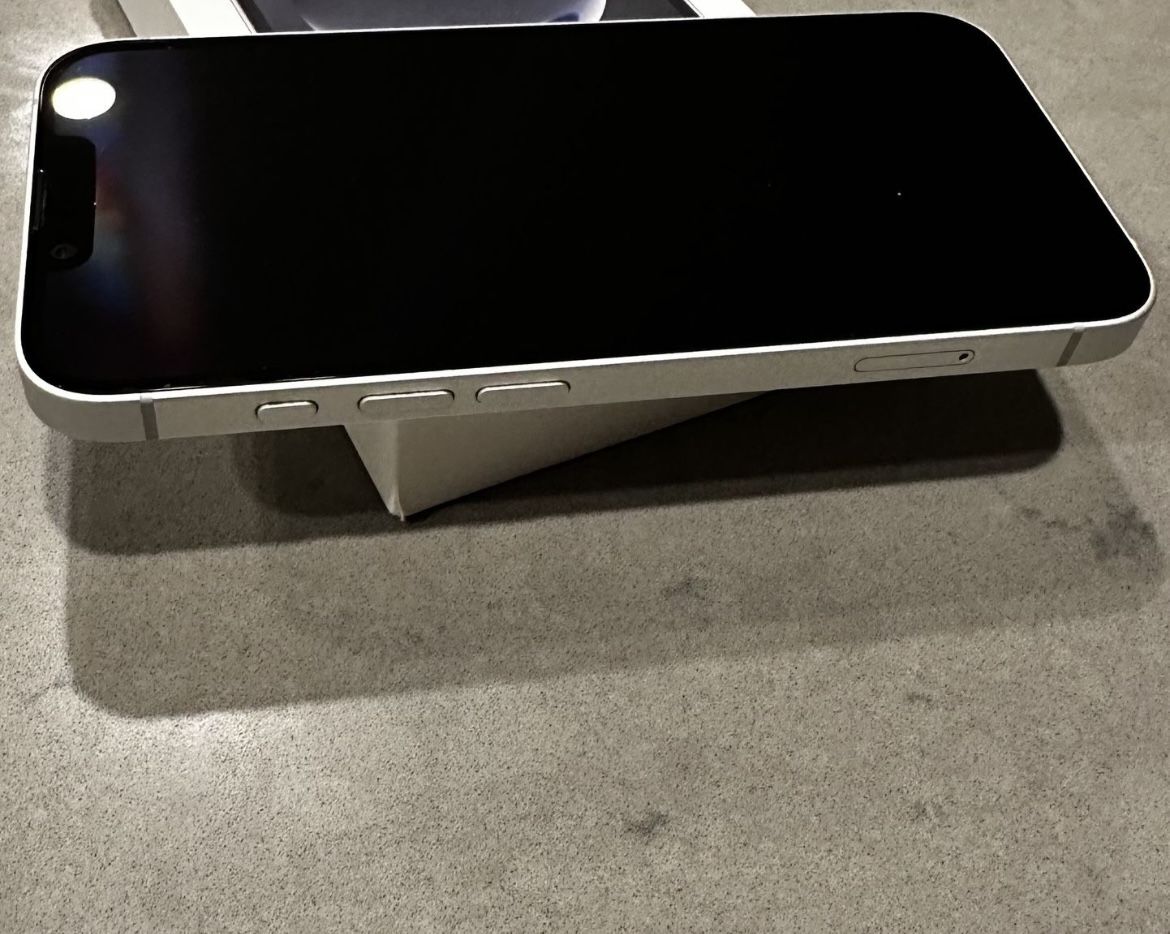 iPhone 16e
