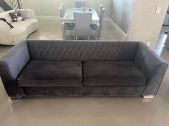 Grey Sofa / Sofa Gris
