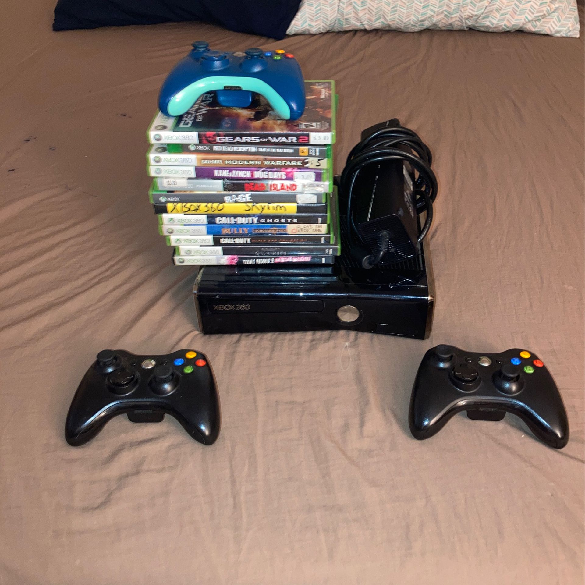 Xbox 360  (12 Games & 3 Controllers)