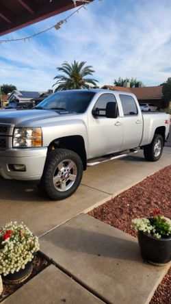Trading my chrome 20" wheels and tires for black wheels.
Chevy silverado 2500