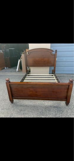 ❤️BEAUTIFUL SOLID WOOD FULL/QUEEN SIZE BED FRAME ❤️