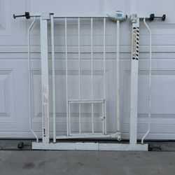 Heavy Duty Gate Dimension:(27”—34”)x30”(H) Great working In good Condition