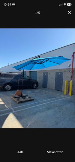 Brand new 10 foot heavy duty umbrella with base
