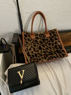Dos. Carteras en venta por cinco dólares. Las dos no son marca