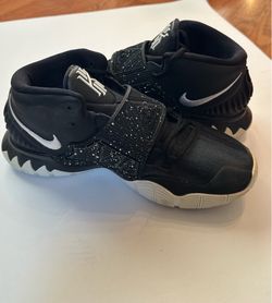 Kyrie 6 “Jet Black” - Great Condition - Mens 8