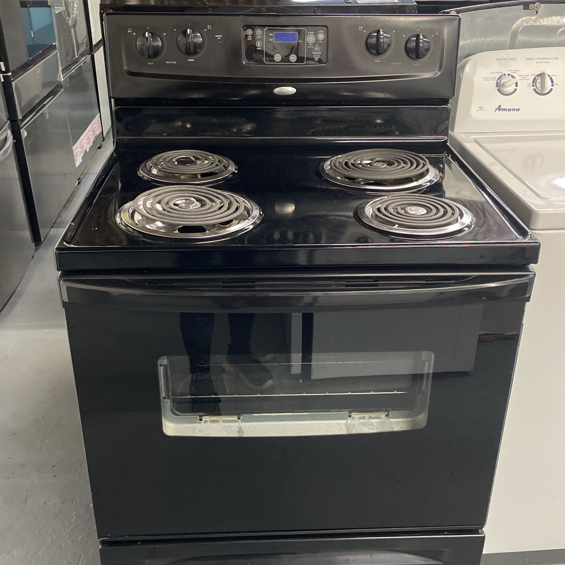 Whirlpool Electric Stove 4 Coils In Color Black