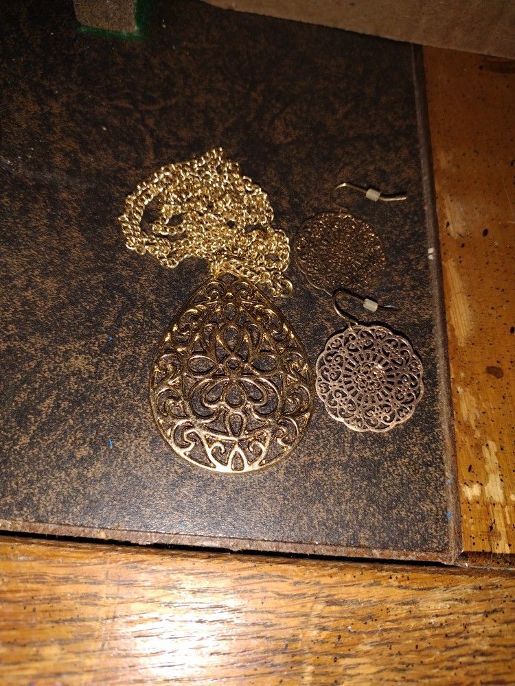 Golden Necklace/Earrings