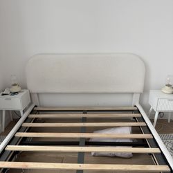 Upholstered Platform Bed with Hydraulic Storage System  