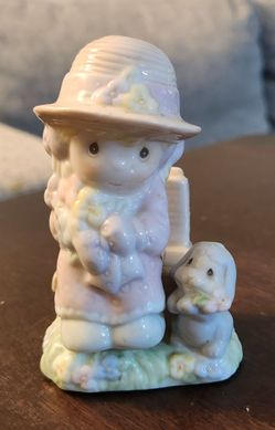 Vintage Enesco 1997 Precious Moments Seasoned with Smiles Girl Figurine Salt and Pepper Shaker Set
