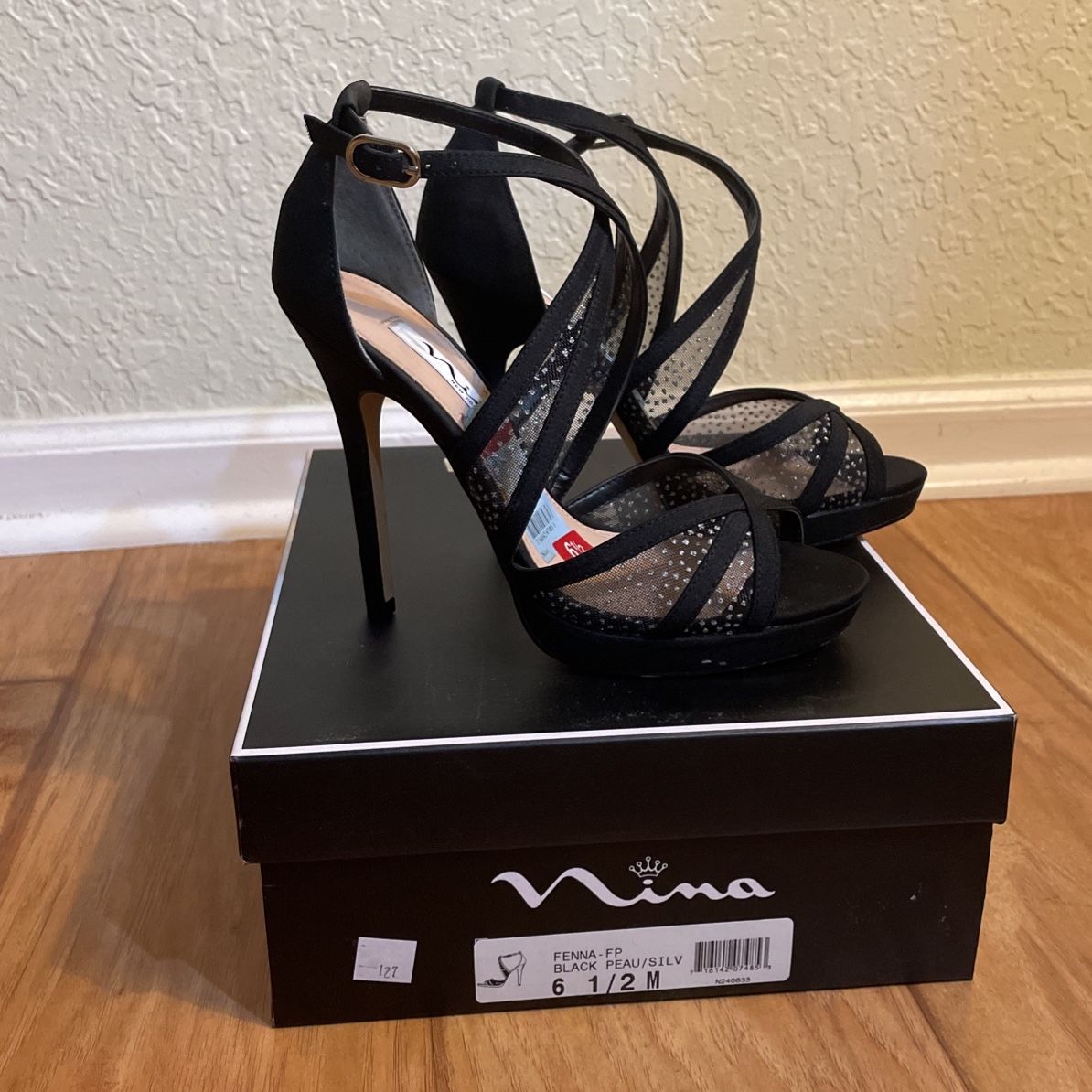 Nina 6.5 Fenna Black Peau silver Shoes for Sale in West Palm Beach
