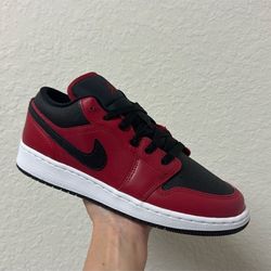 ’REVERSE BRED’ NIKE AJ 1 LOW GS SNEAKERS
