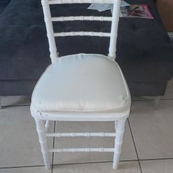 30 White Chairs With Covers