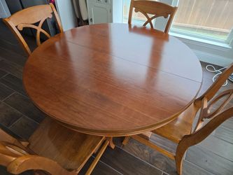 Expandable Dining Table with 4 Chairs