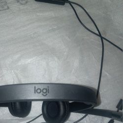 Lot Of Wired Headphones For Gaming Or Work