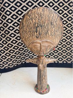 muñeca de fertilidad Akuaba de los pueblos Ashanti o Asante de Ghana
