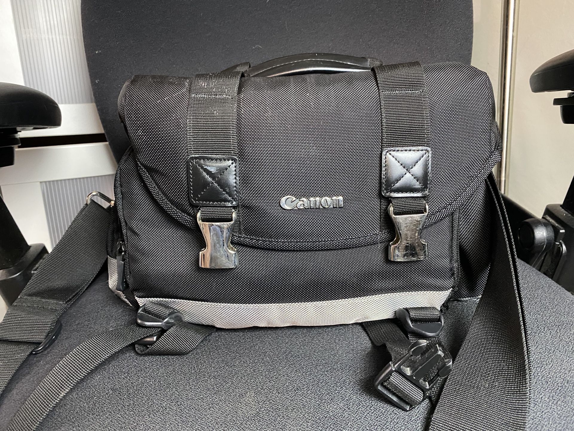 Canon 200DG Deluxe Camera and Gadget Bag