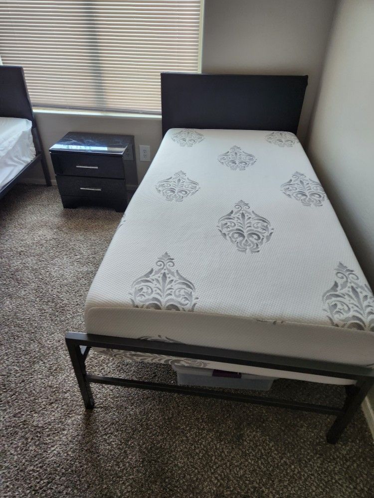 Twin Bed And Memory Foam mattress