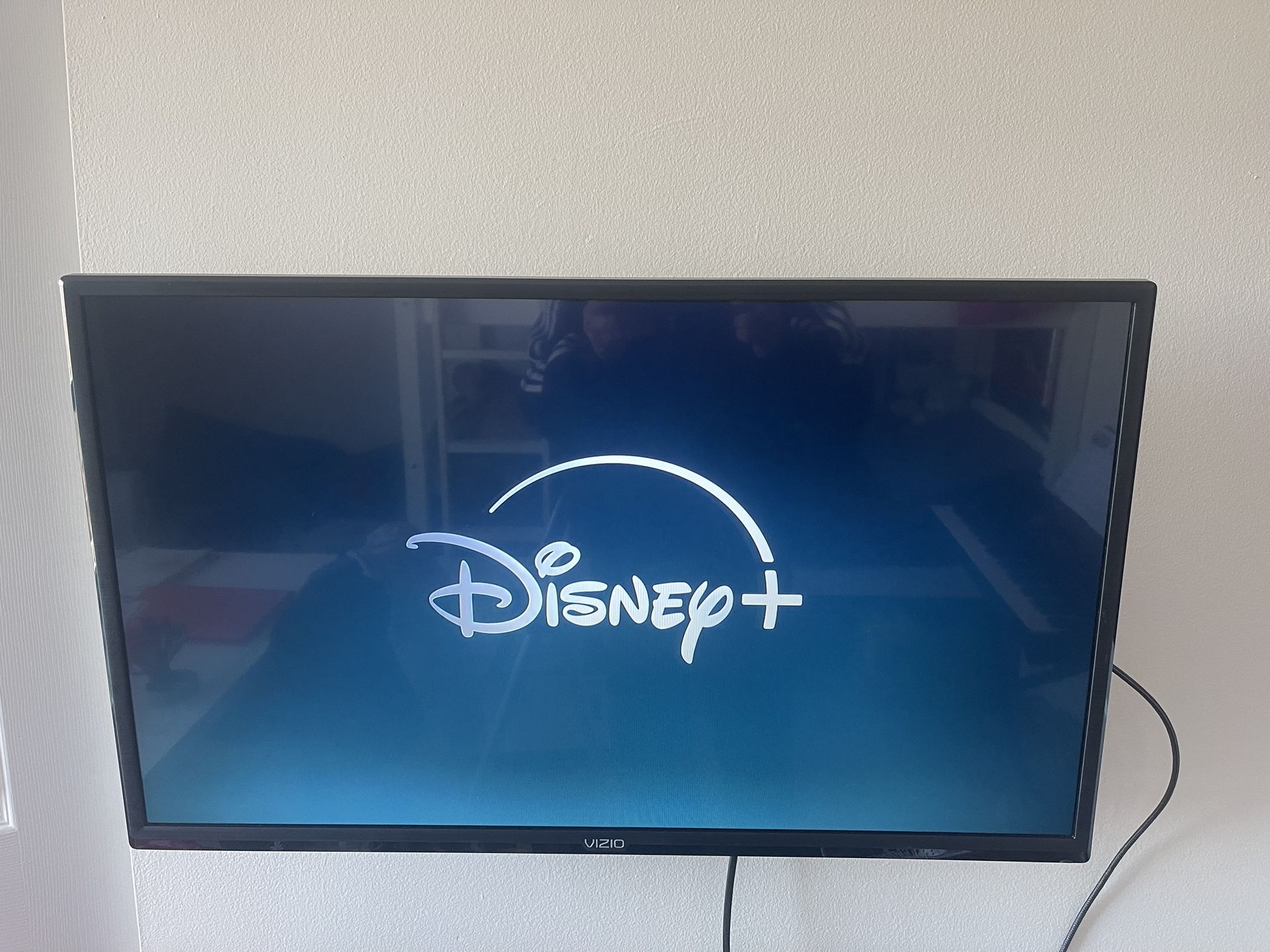 VIZIO D32F-G4 32” FULL HD LCD SMART TV