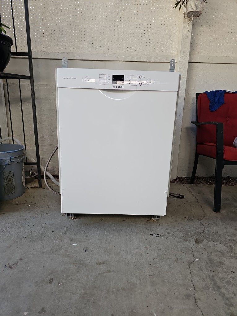 White Dish Washer In Very Good Condicion