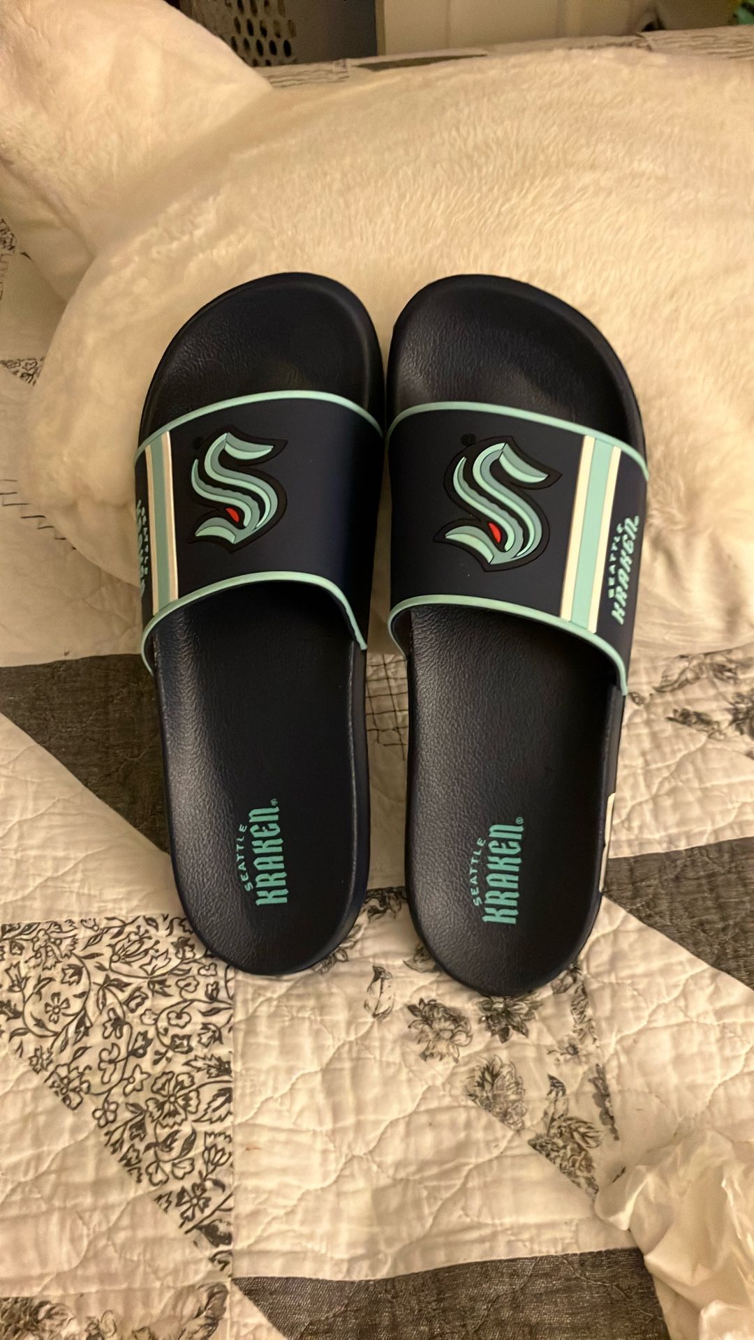 Seattle kraken Size Xl (13/14)