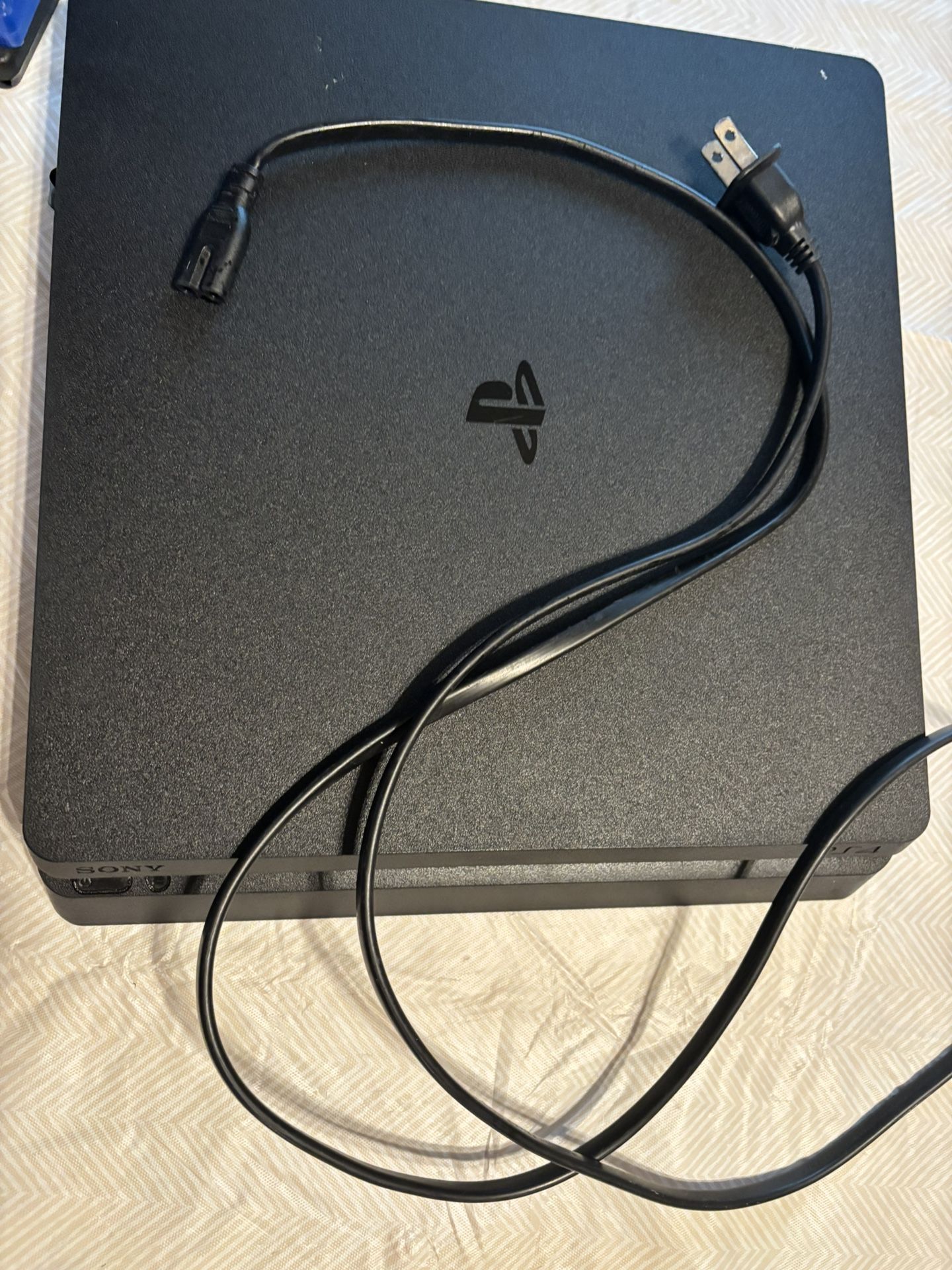 PS4 slim 1TB USED w/5 games