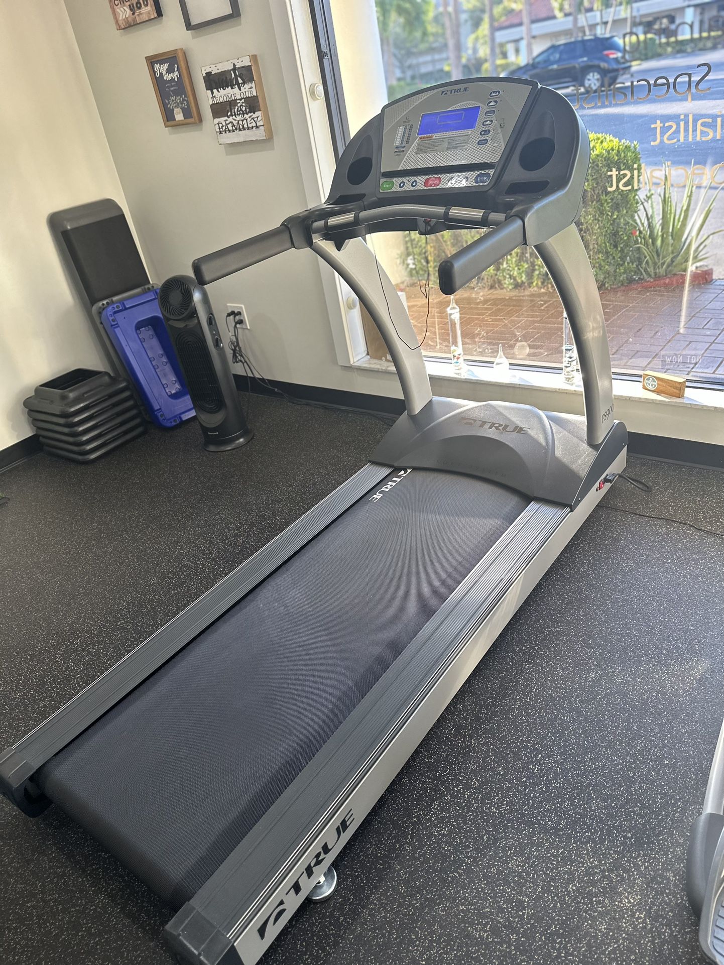 Like New !! True PS900 Commercial Treadmill