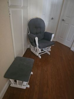 Nursery glider with ottoman