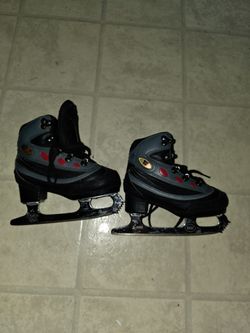 selling a pair of kids y9 riedell ice skates 3 size in kids