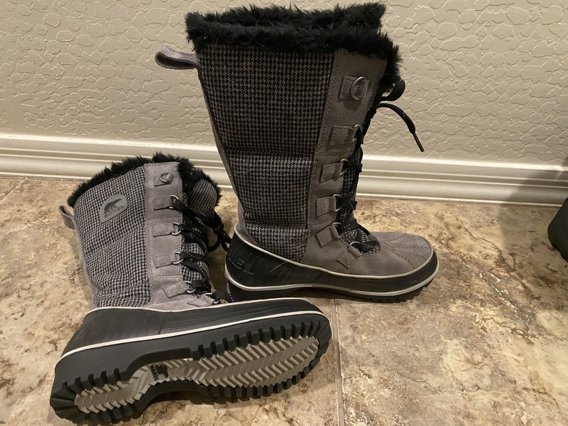 SOREL SNOW BOOTS..WOMENS SIZE 7.5