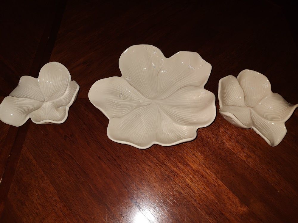 Set of three beautiful (3)
magnolia decorative plates by Arhaus