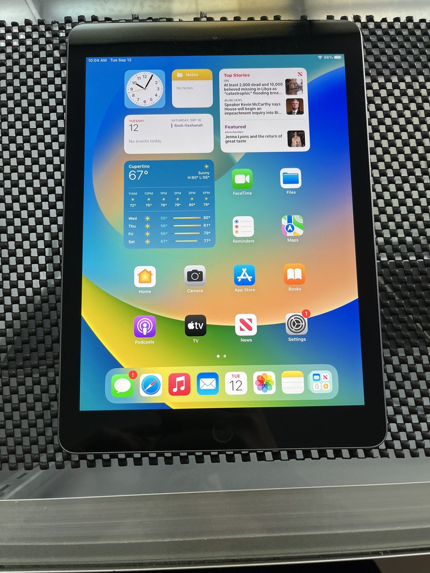 iPad 6th Generation 32GB -WiFi & Cellular-