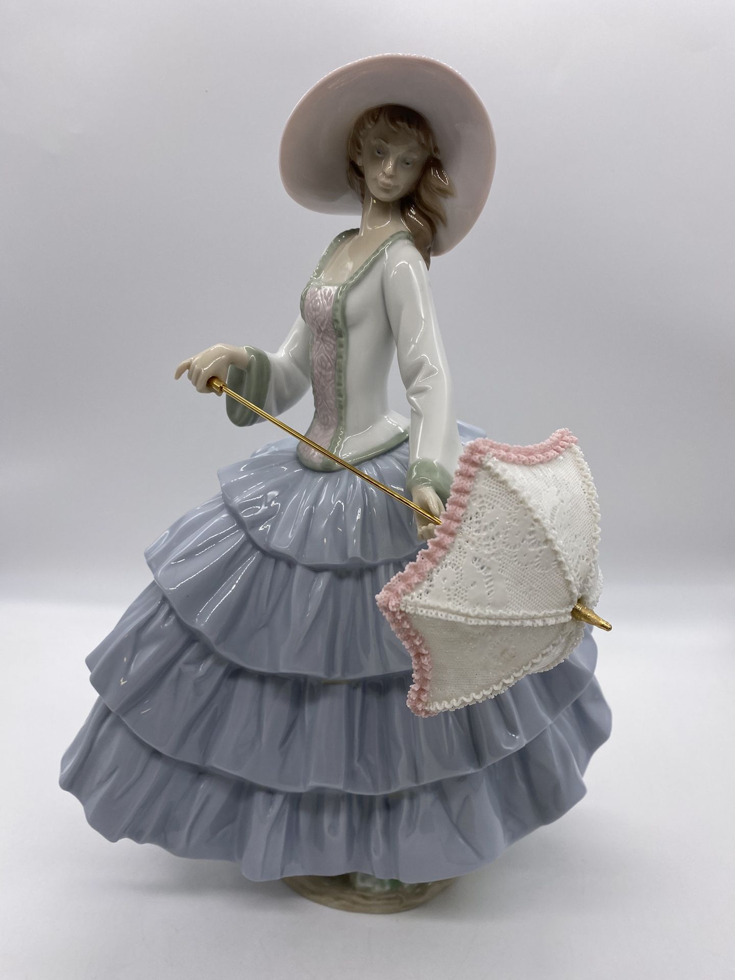LLADRO A Stroll In The Sun Figurine 13” 6542