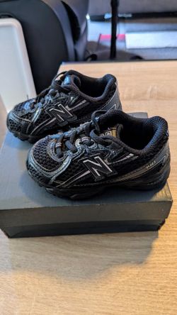 Slightly used Size 5 Black New Balance 