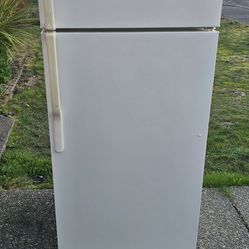 Ge fridge size 28w 29d 67h) I Can Help You With Free Delivery Within 10 miles distance