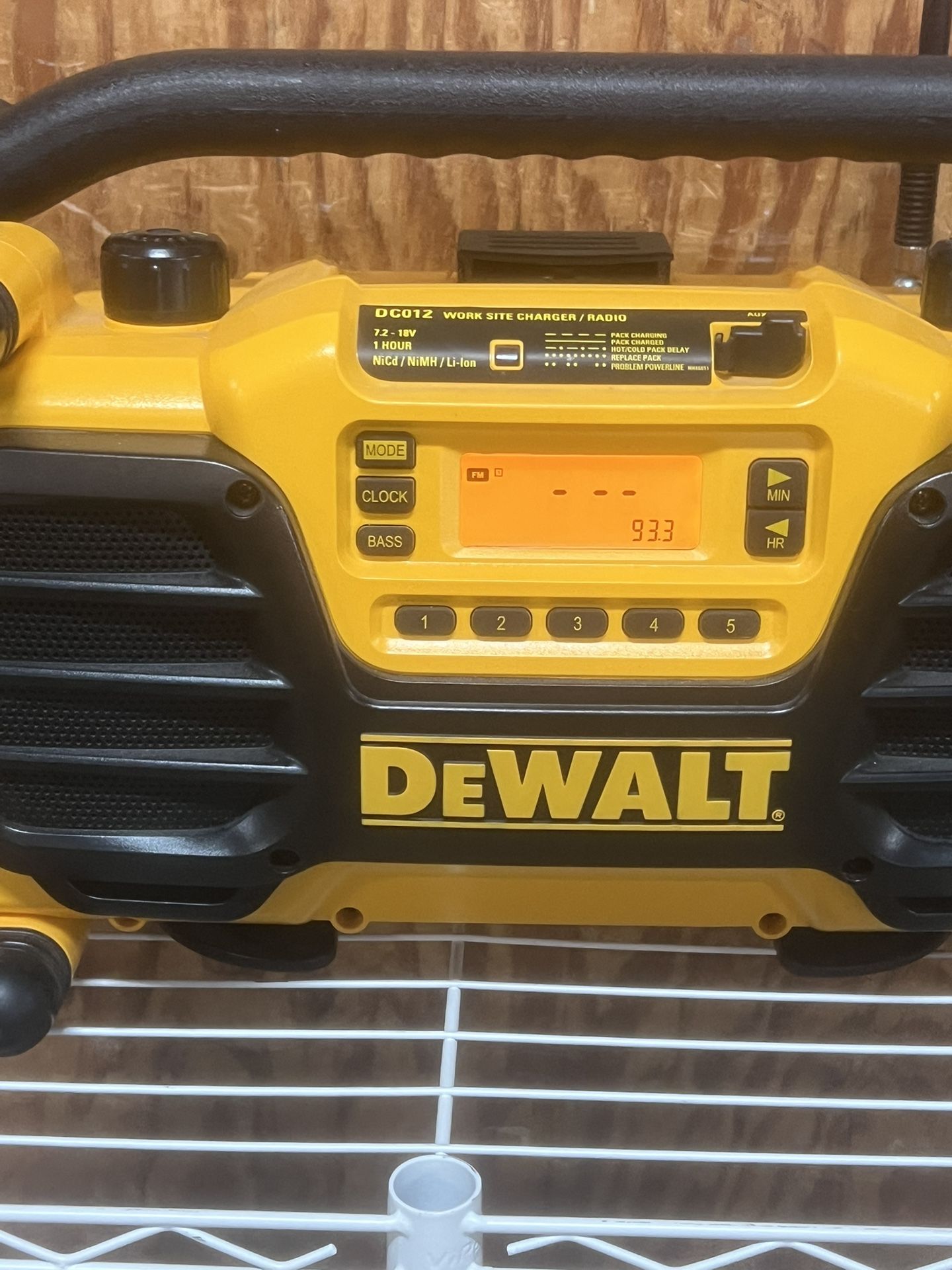 DeWalt DC012 Work Site Charger Radio AM/FM 3 AUX Plug Outlets Works No battery. Used in very good cosmetic condition and fully functional Radio has 3
