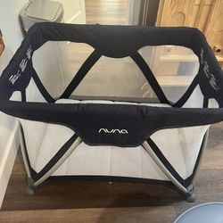 Nuna Pack-n-Play: Sena Air + Changer