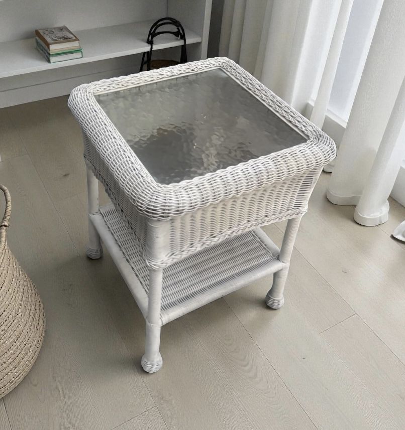 White rattan wicker side/ end / console stand table. Excellent condition . measurements: 18 x 18 x 23