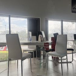 FLOOR MODEL DINING SET! hurry last chance