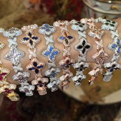 Beautiful Heavy Comfortable Clover Necklaces And Bracelets. 