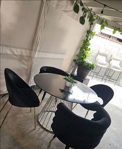 Modern dining table set with 4 chairs/Cash Only