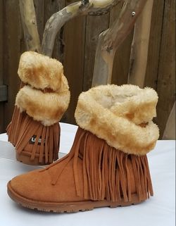 LAMO sheepskin fur lined winter fringed boots Size 10
