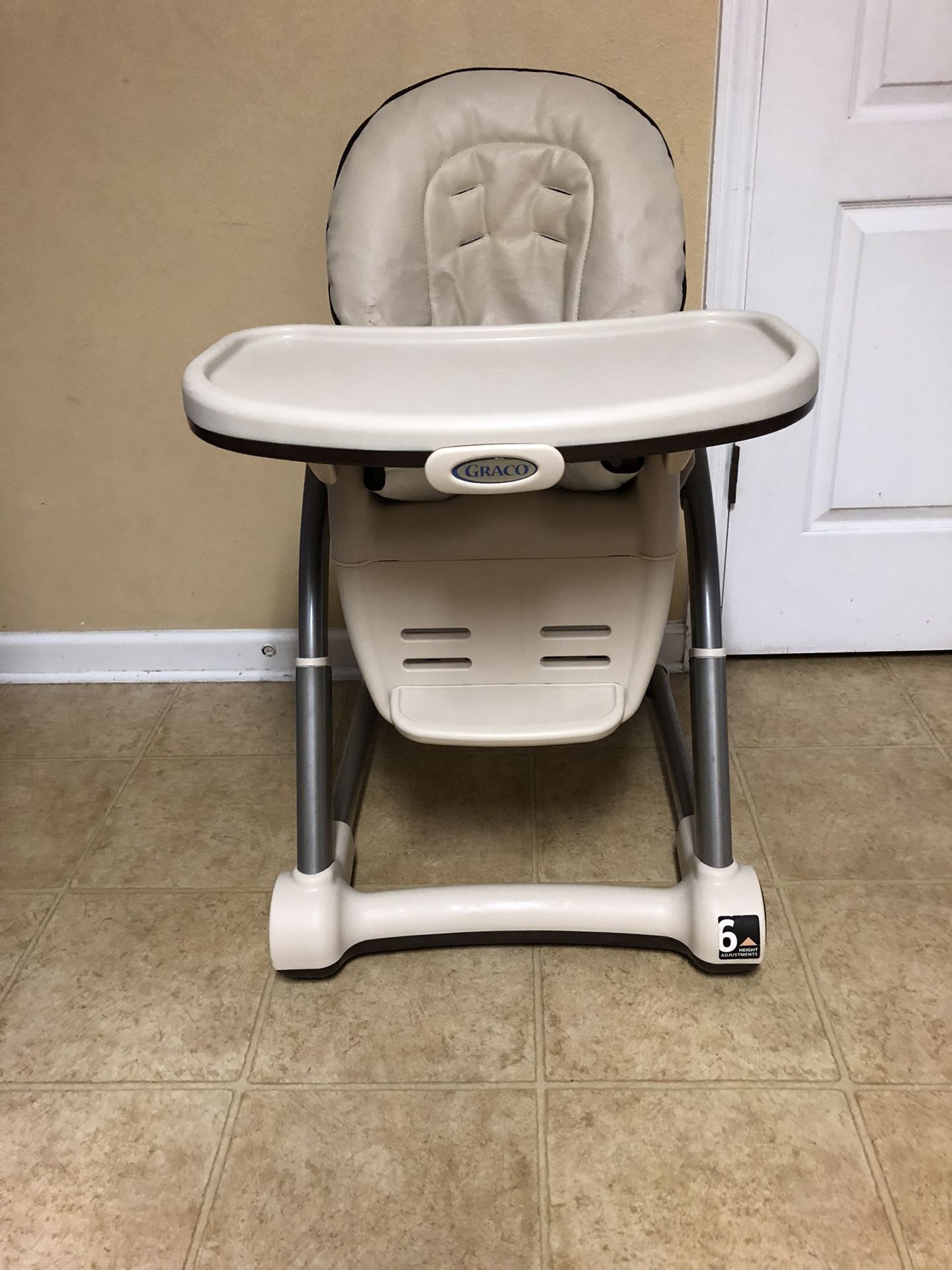 Used but cleaned Graco Blossom 4-in-1 Highchair graco pa 24833 in working condition guaranteed please serious inquires only thanks!!!